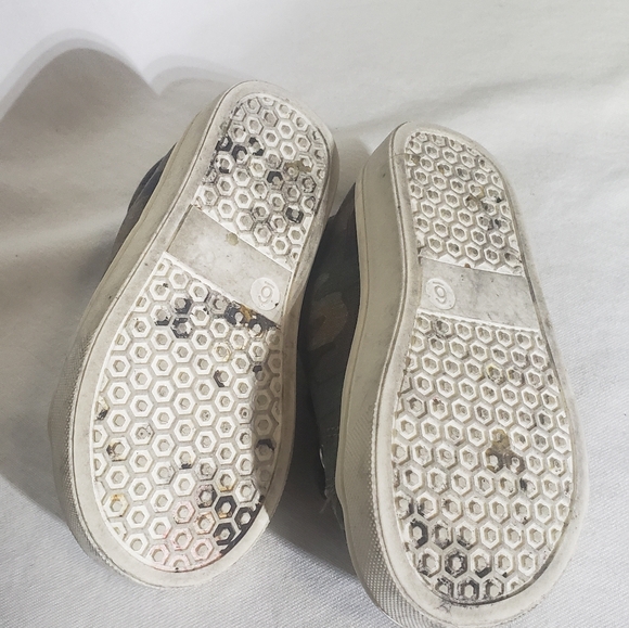 Gap Toddler Camo Sneakers Size 6 - Picture 6 of 7